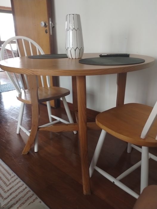 Mesa com 3 cadeiras