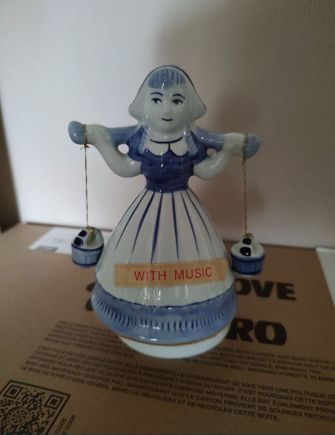 Вінтажна музикальна фігурка дівчини з блакитного Дельфтської порцеляни