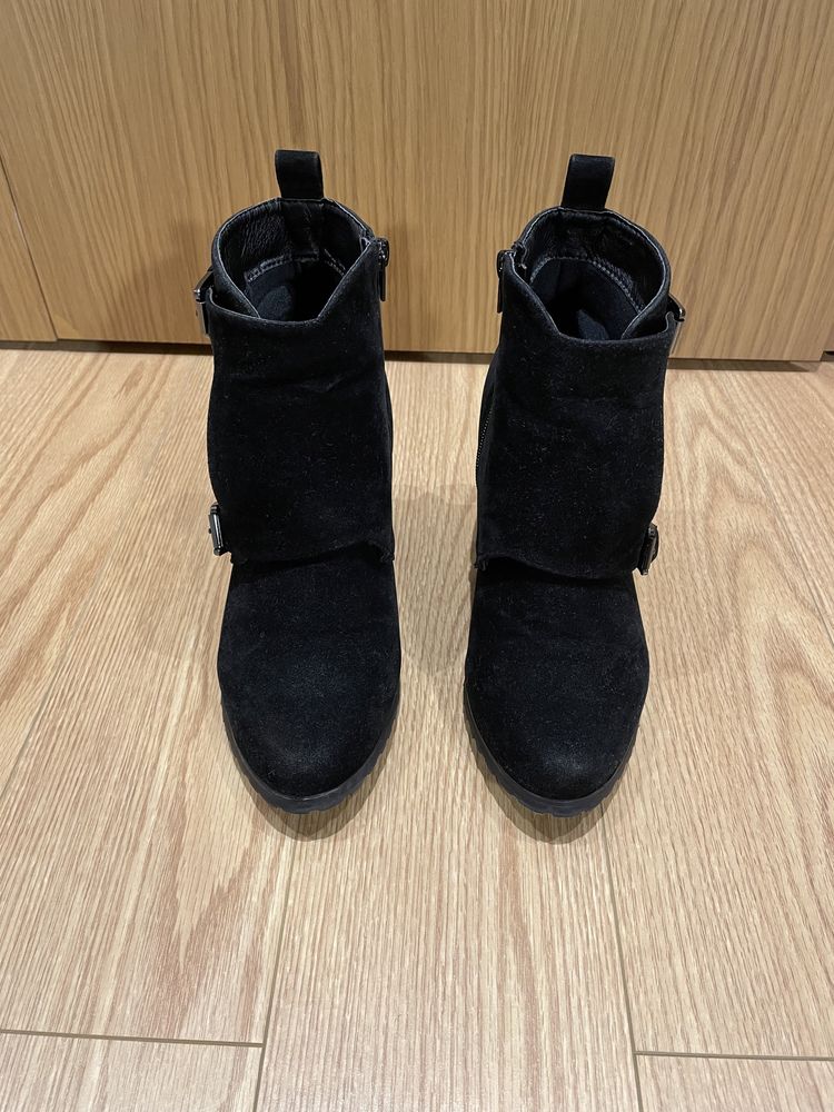 Botas pretas com 8 cm -38