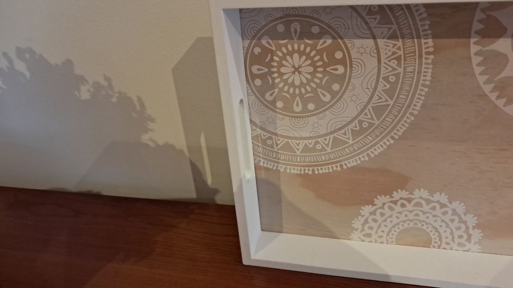 Tabuleiro branco com motivos redondos ideal para café ou chá