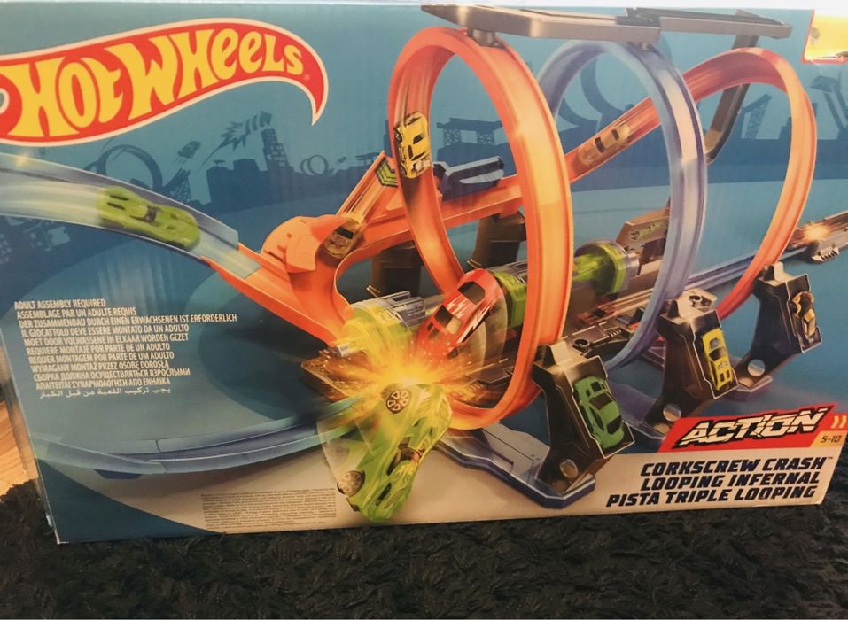 Трек  Hot Wheels Невероятные виражи/Hot Wheels Corkscrew Crash
