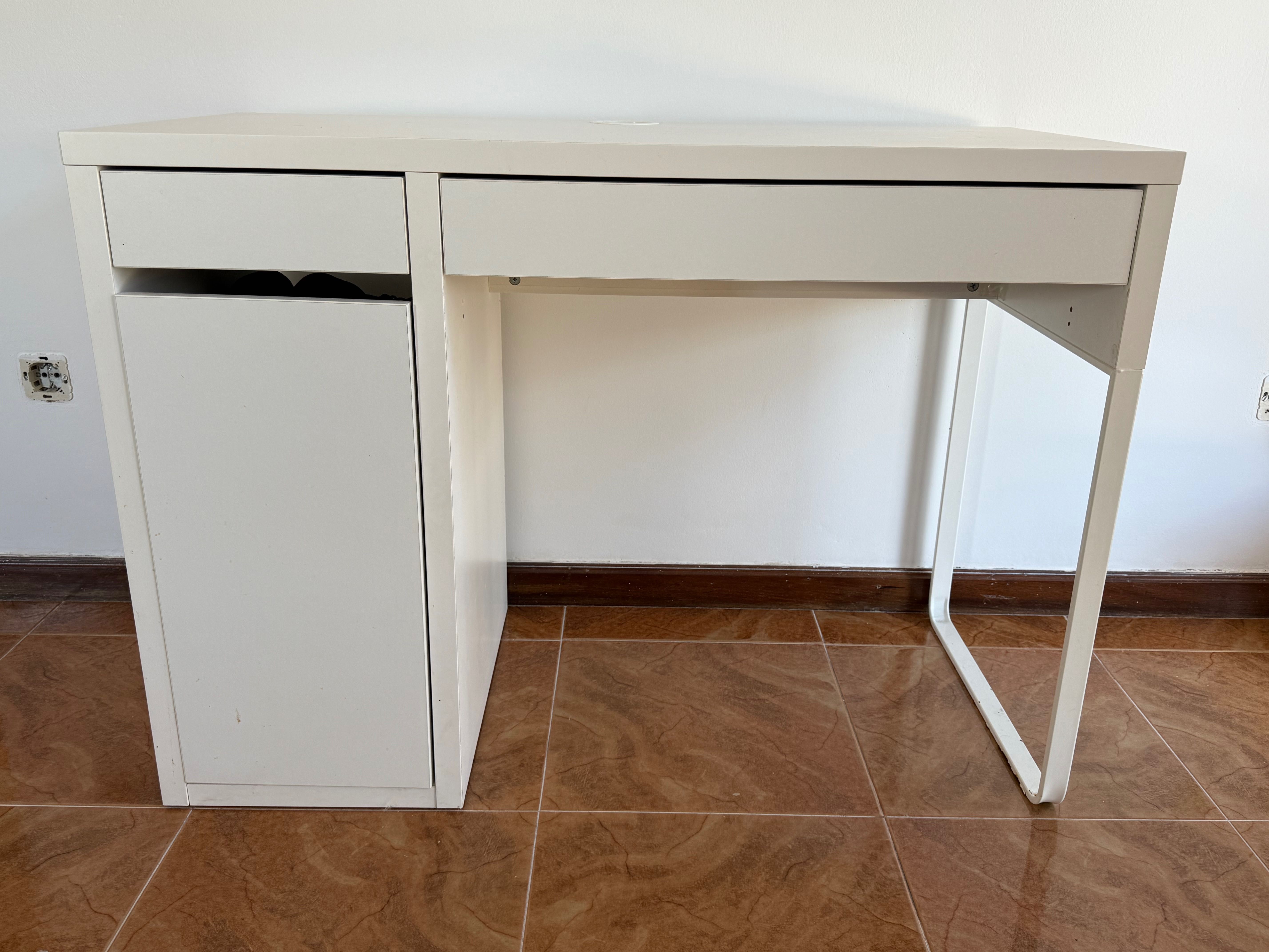 1 Secretária ikea reservada