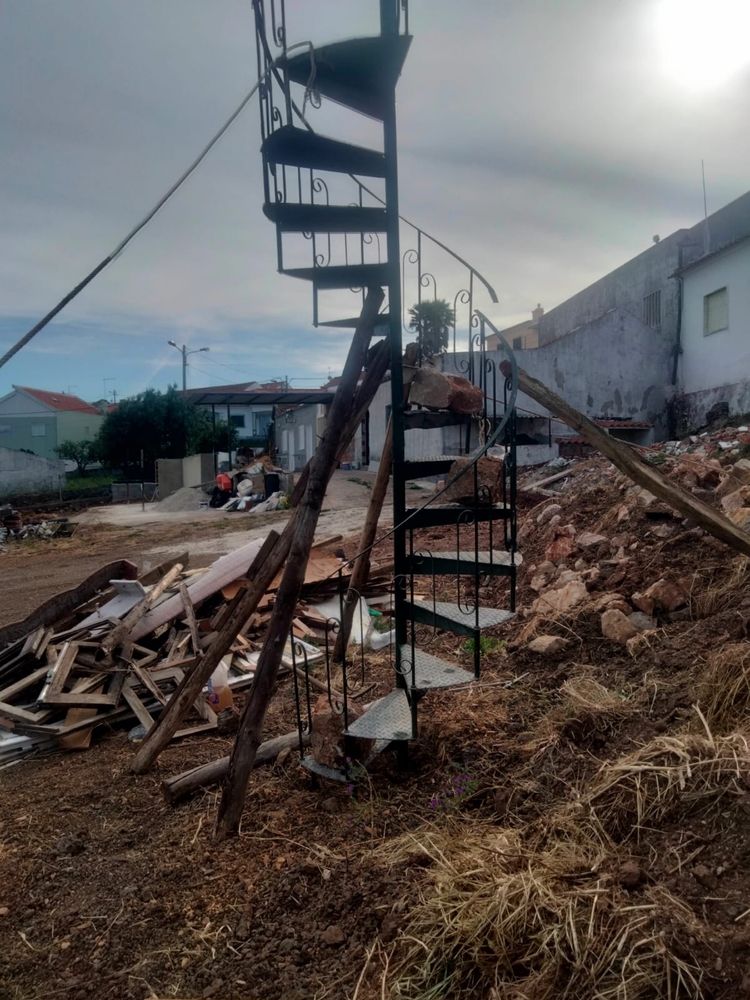 Escada em caracol ferro.