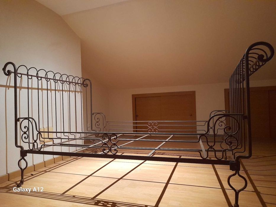 Vendo cama de ferro antiga foi decapada  aplicado primário, bom estado