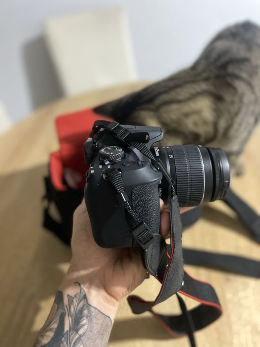 Lustrzanka Canon eos 2000D