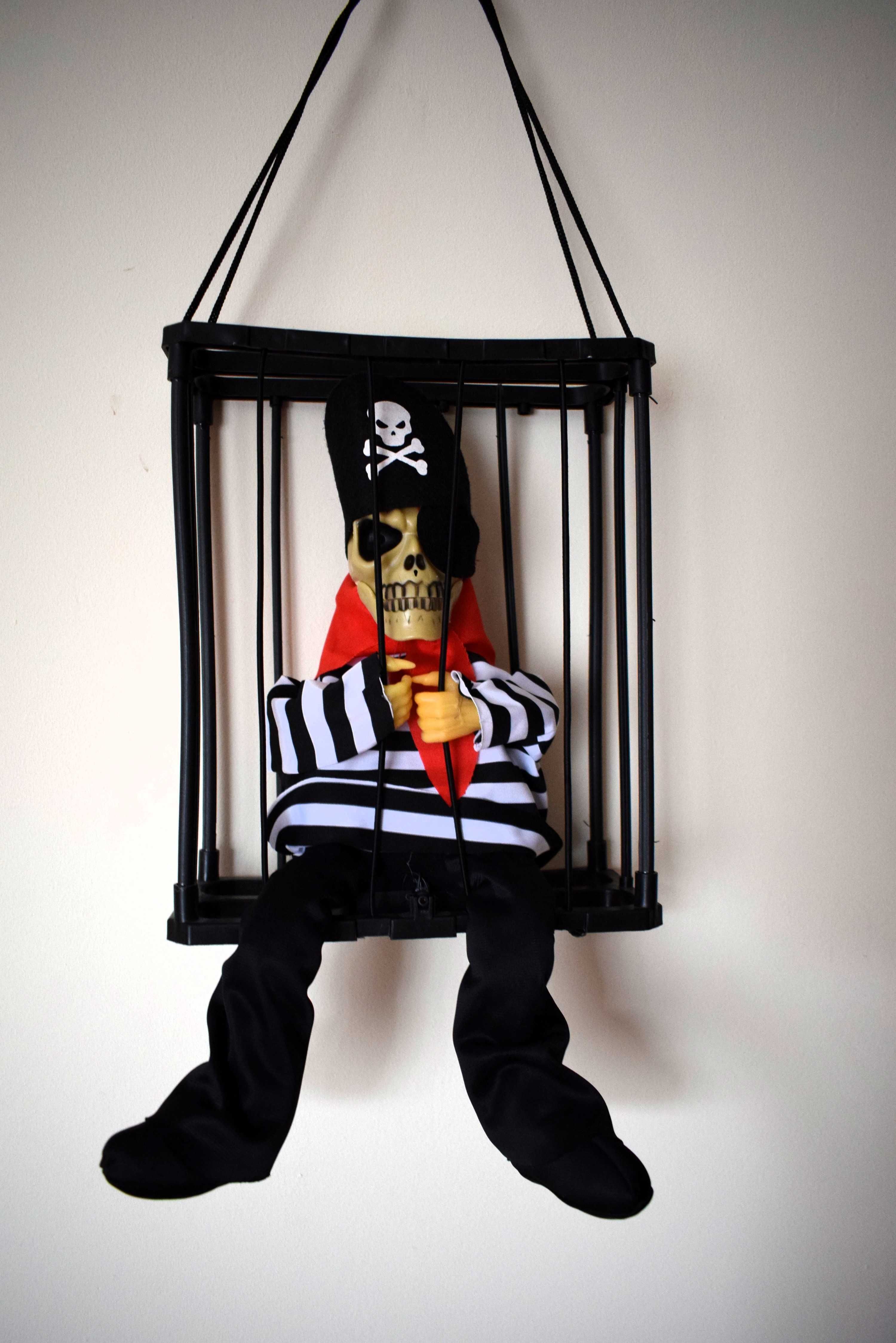 Więzień duch w klatce - dekoracja na Halloween