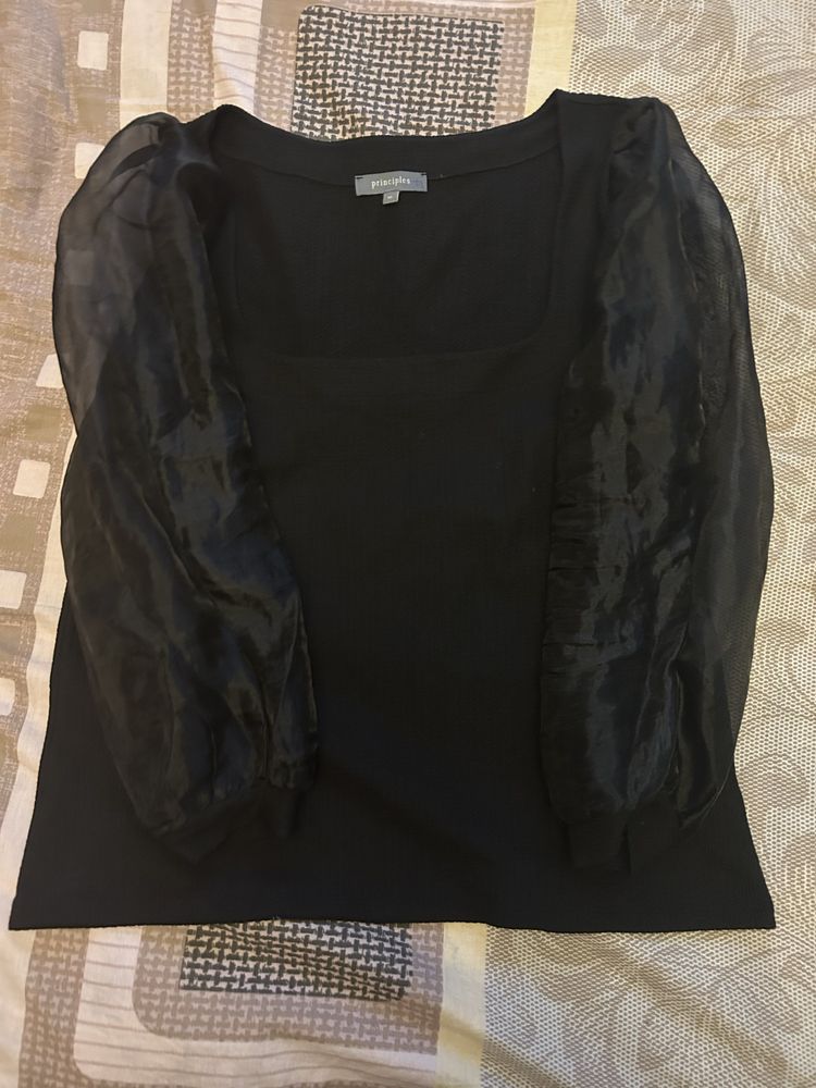 Продам шикарну чорну блузу з фактурними рукавами