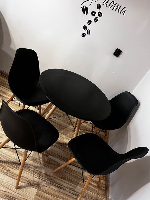 Stół z 4 krzesłami czarny okrągły