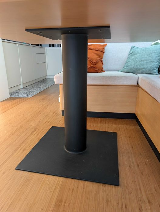 Mesa de jantar em bambu 120x120cm com base metálica