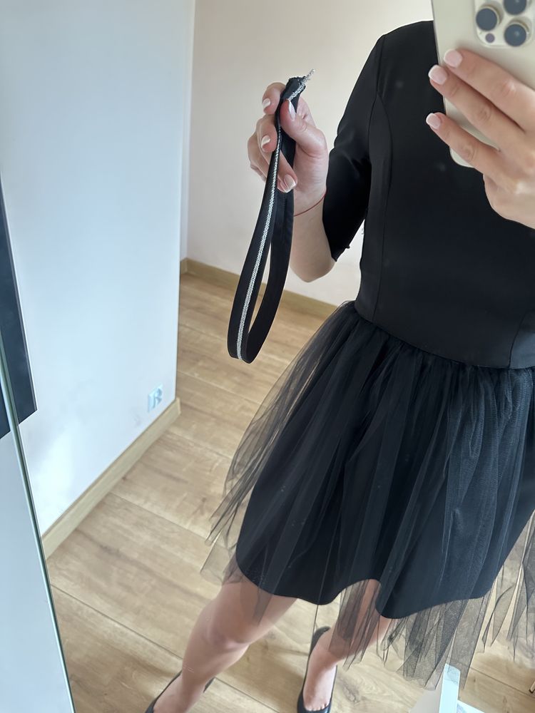 Czarna elegancka sukienka, tiulowy dół