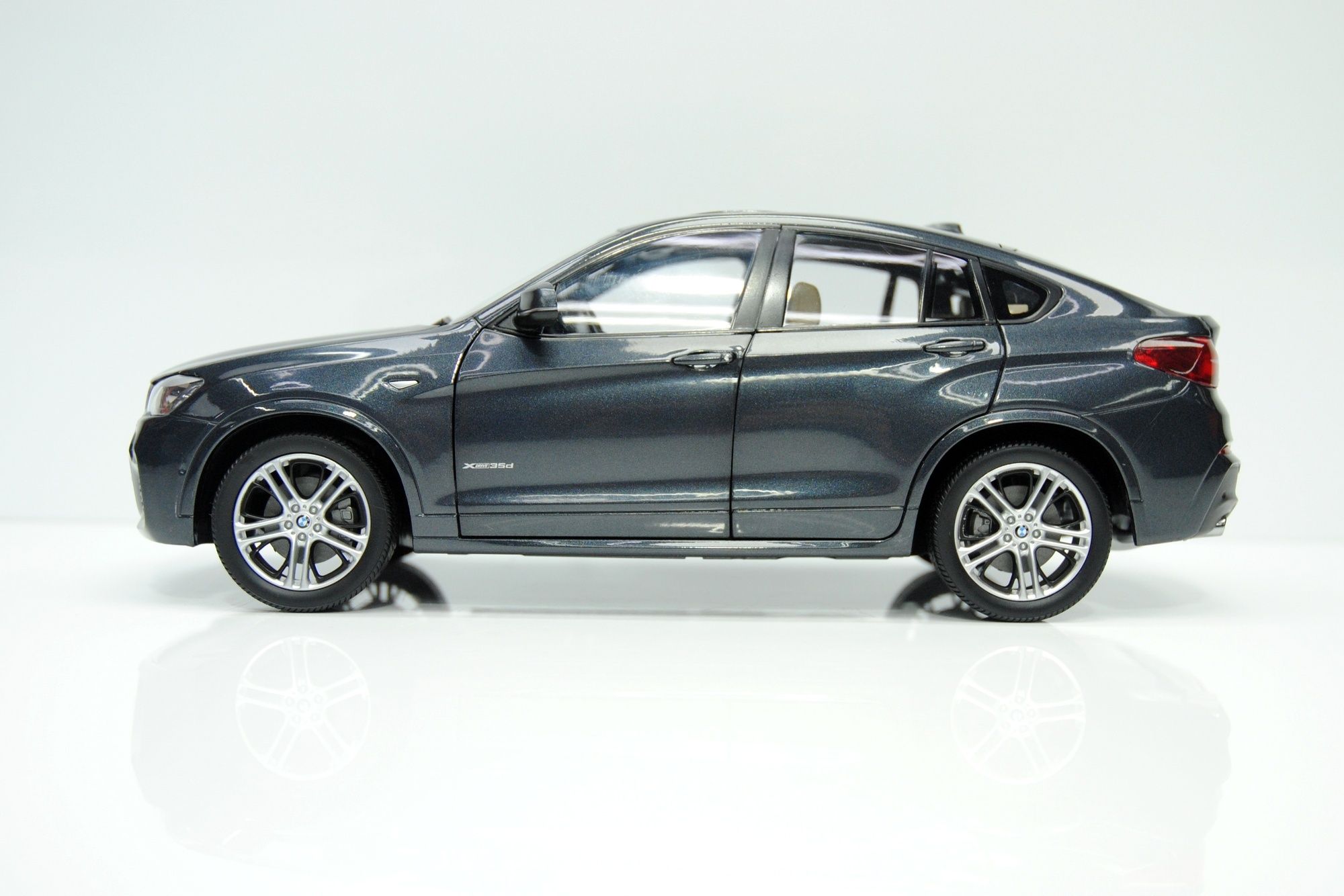 1/18 модель BMW X4 2014 sophisto grey PARAGON