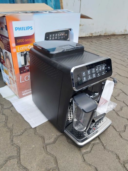 Кавомашина автоматична Philips EP3246 Series EP3241 молочник LatteGo