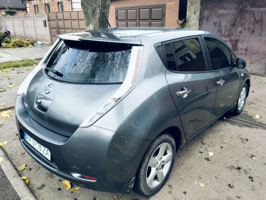 Ниссан Leaf 2014