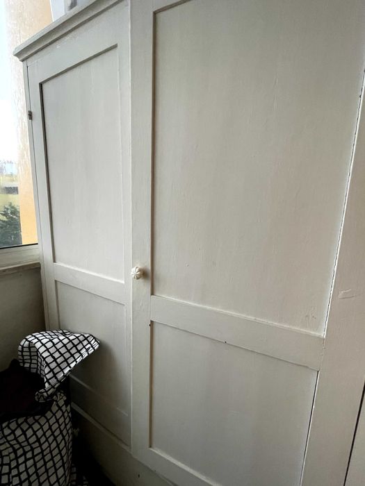 Armário branco linho, baço e com muita arrumação para roupa.