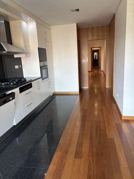 Arrendo apartamento fabuloso super bem situado , zona privilegiada da