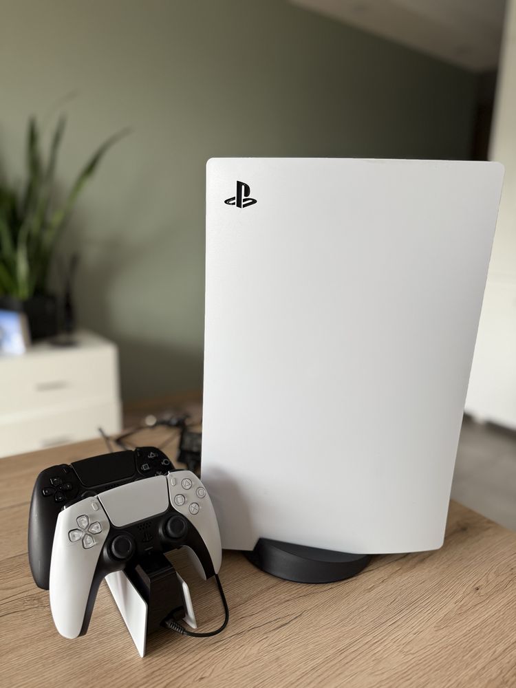 PlayStation 5 z napędem, 2 oryginalne pady, stacja ładująca