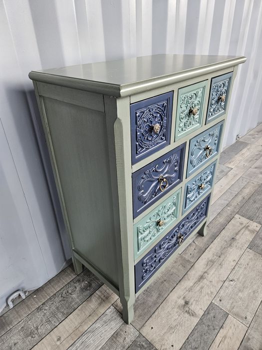 Designerska szara przecierana komoda ze zdobieniami