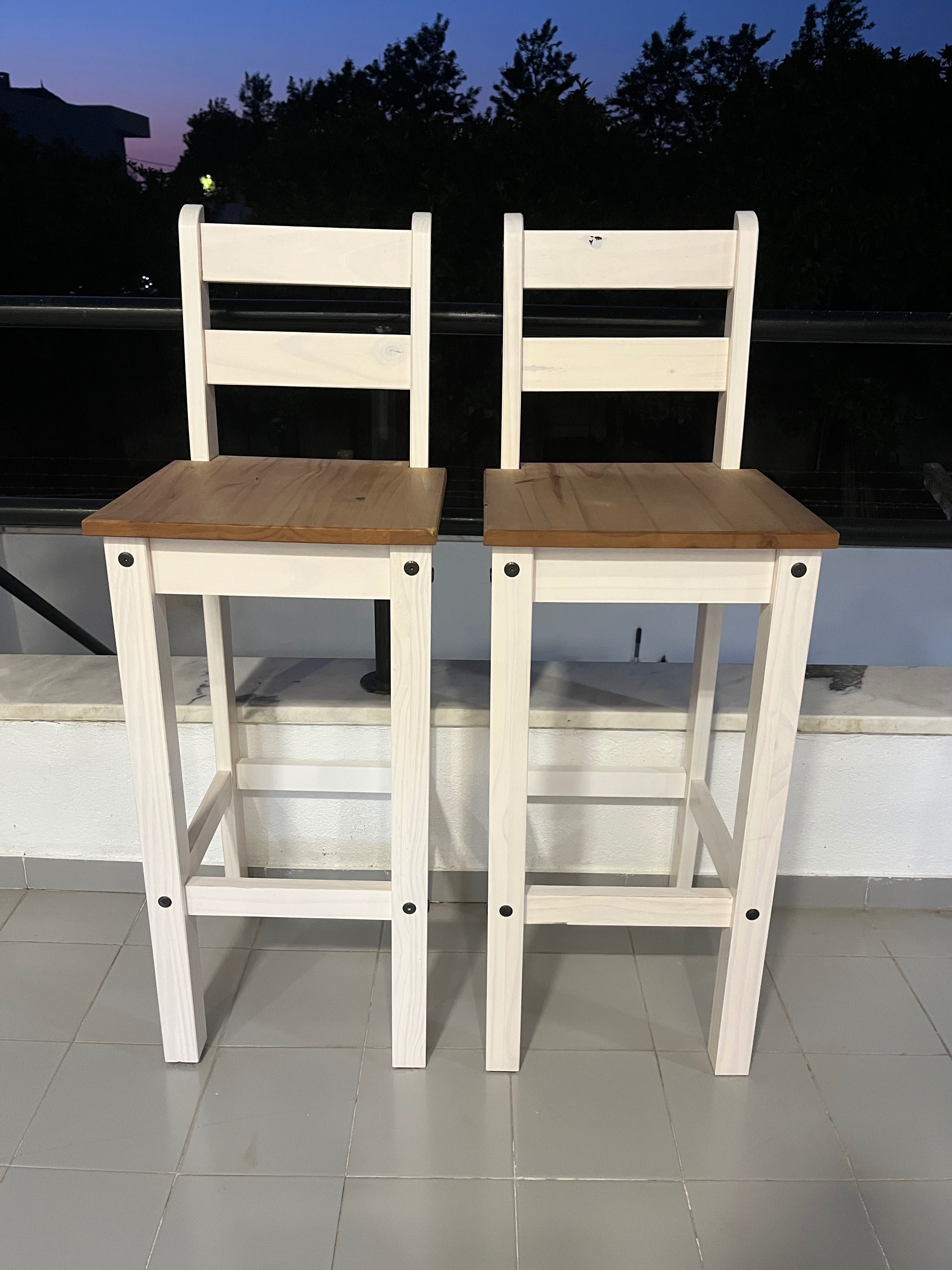 Mesa com duas cadeiras