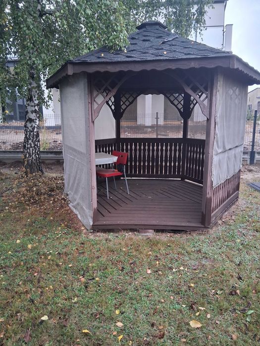 Altanka ogrodowa na planie sześciokąta.