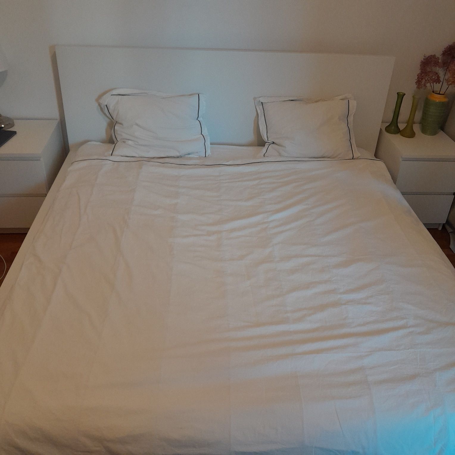 Łóżko do sypialni Ikea Malm z materacem.