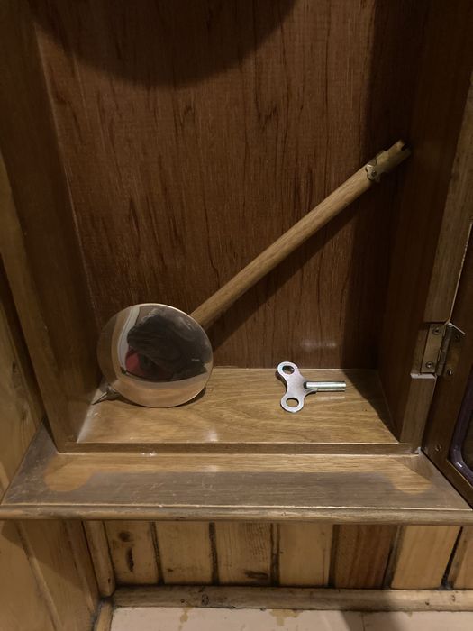 Zegar drewniany, nakrecany z kurantem.