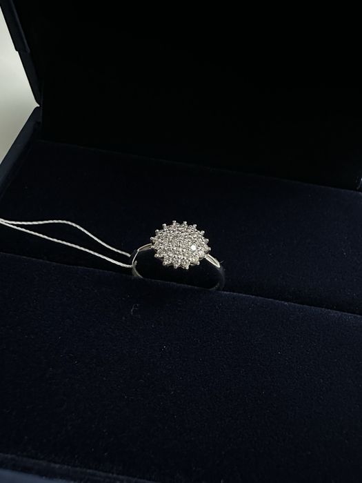 Каблучка з білого золота з діамантами