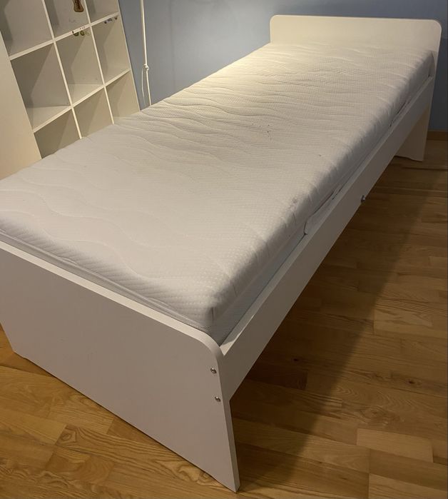 Łóżko białe jednoosobowe