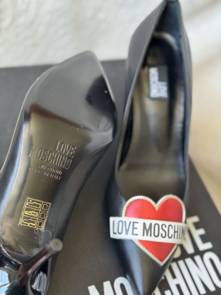 Туфлі фірми love moschino
