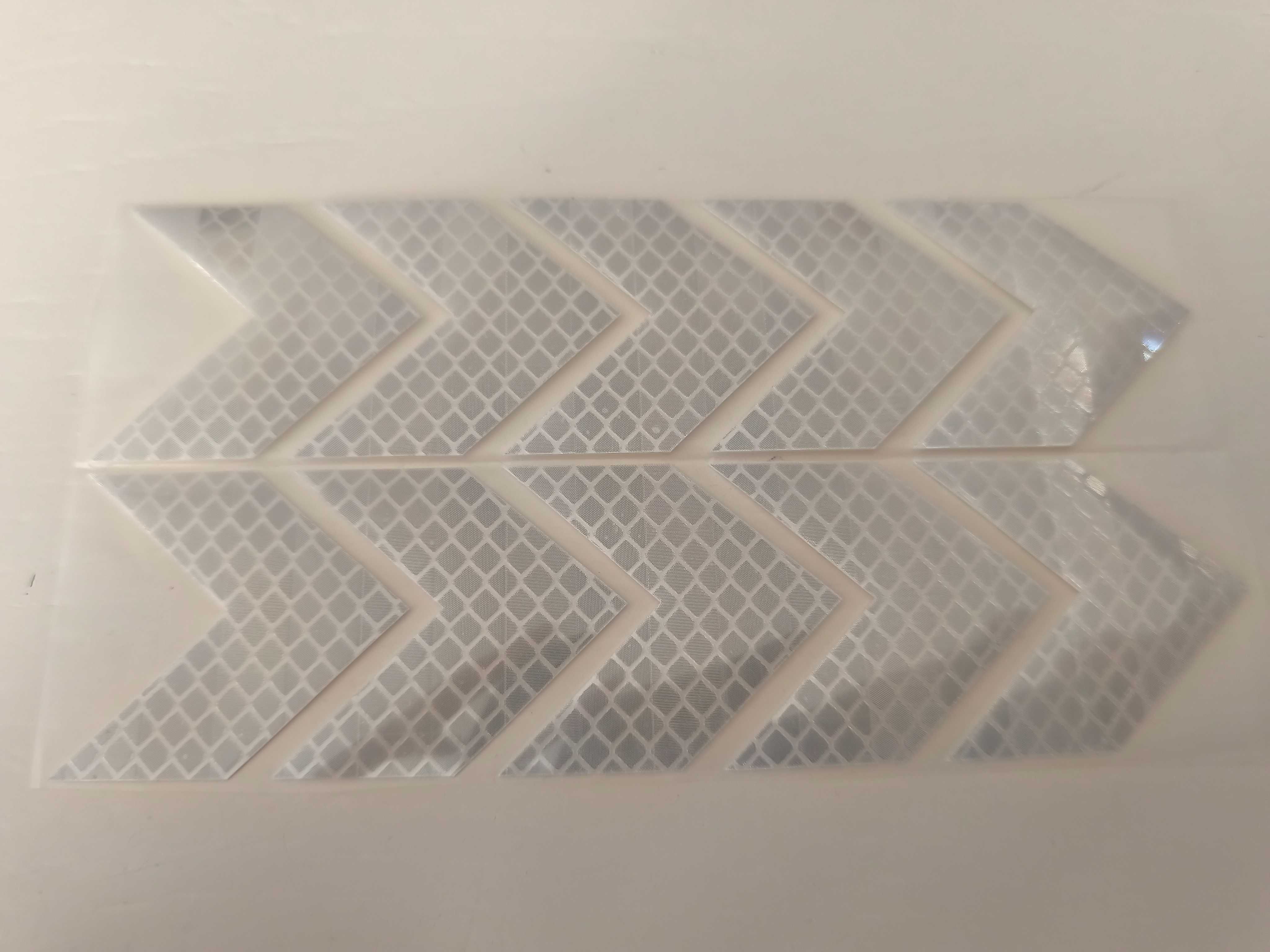 Naklejki odblaskowe strzałki WHT 45/40/22mm,wzór kwadrat,rower,motor