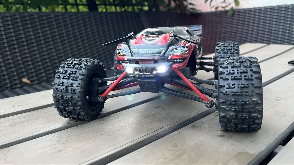 Traxxas E Revo VXL 4x4 Savox Lipo Wheele LED