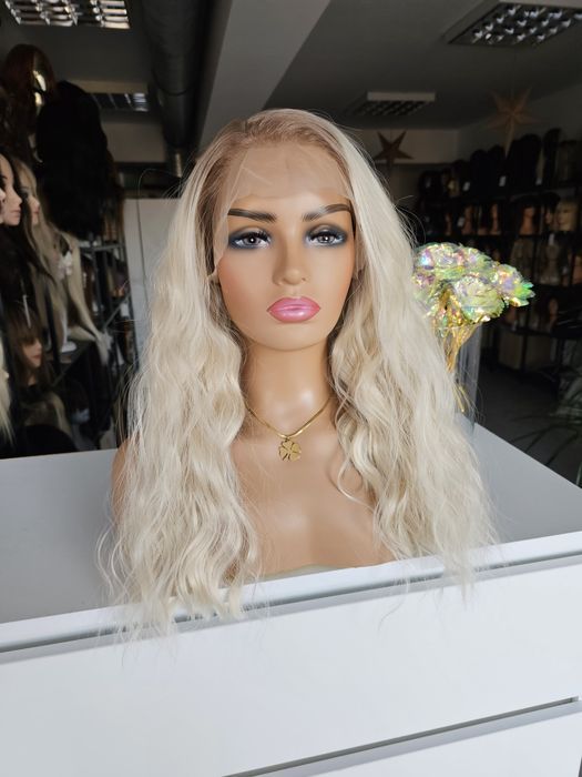 Peruka lace front fale jasny blond z odrostem Fibi naturalna fryzura