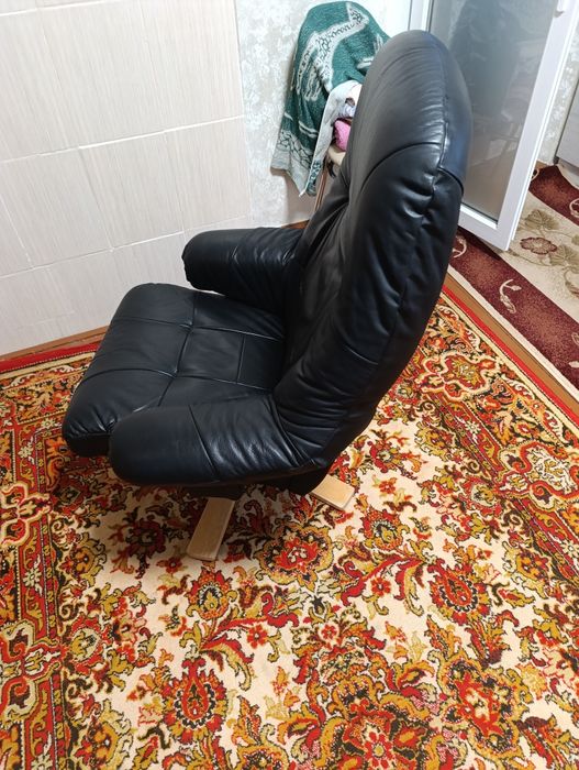 Крісло шкіряне  .