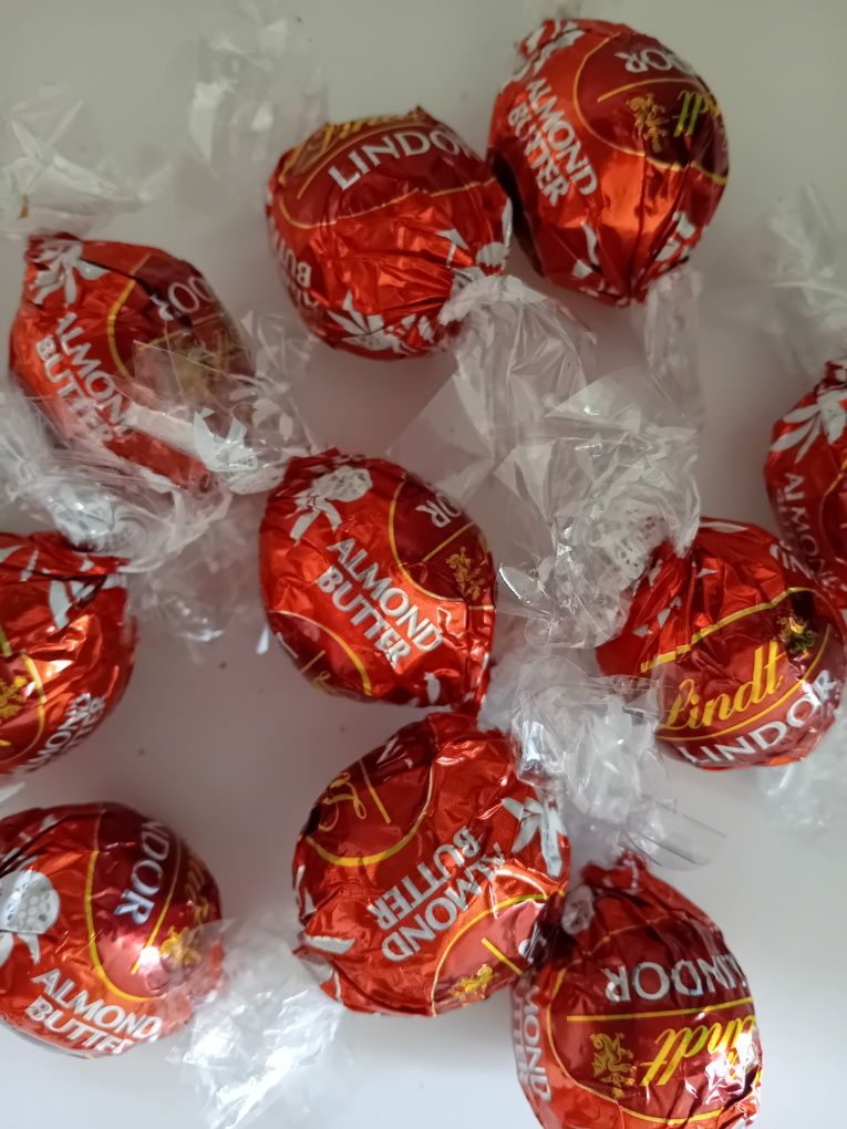 Praliny Lindt Lindor maślane migdał 500g na wagę.