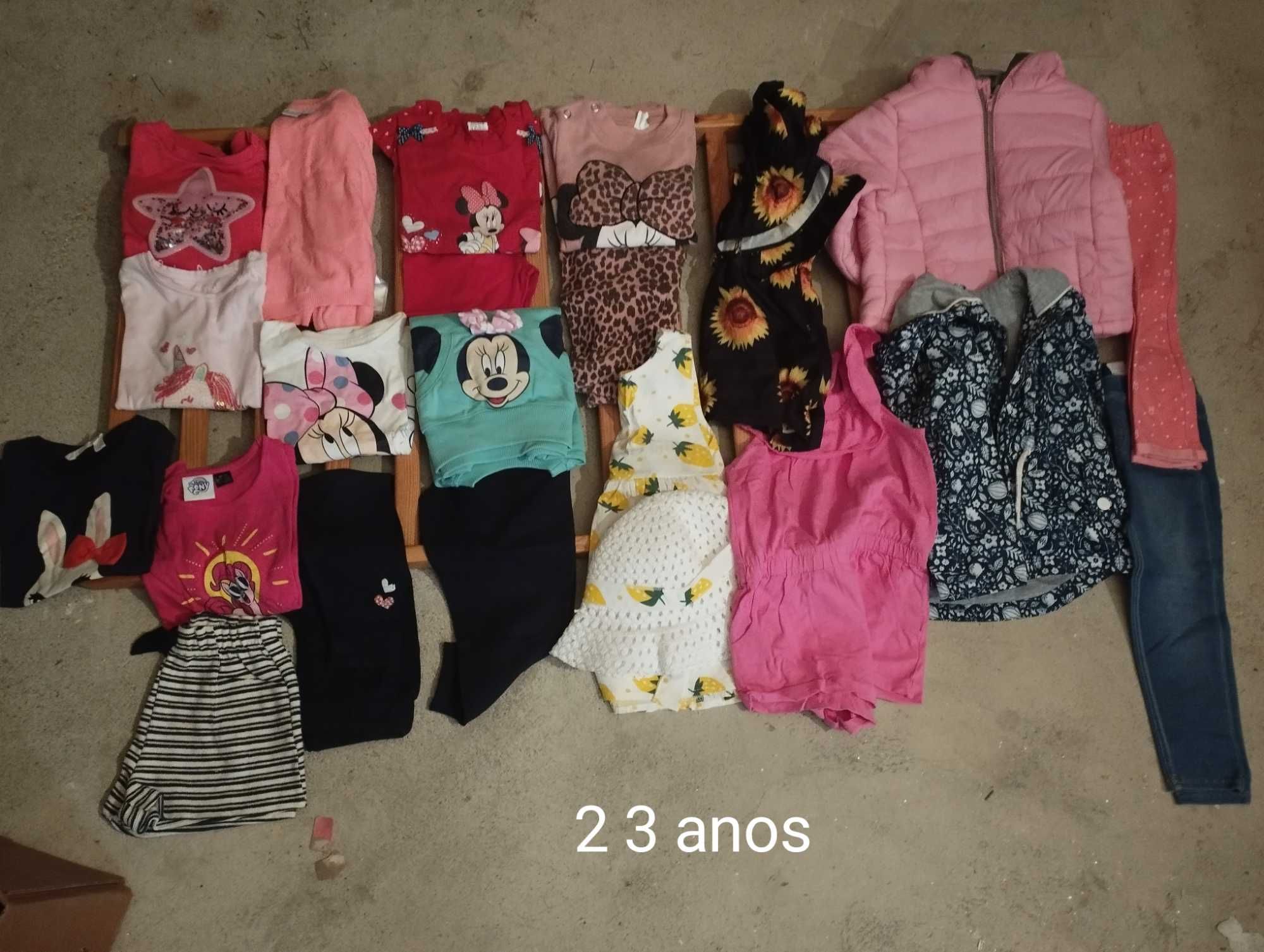 Roupas de menina em muito bom estado