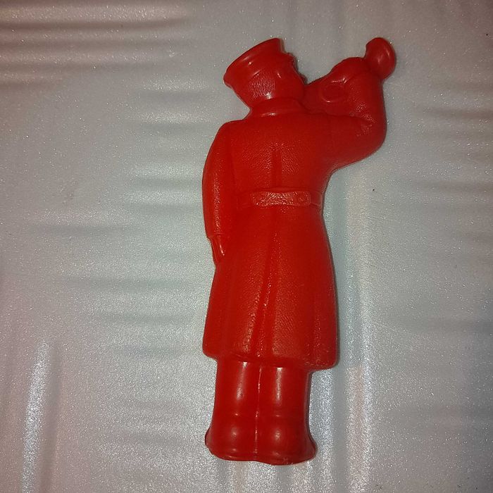 Игрушка, дутыш  Трубач, горнист из серии солдатики