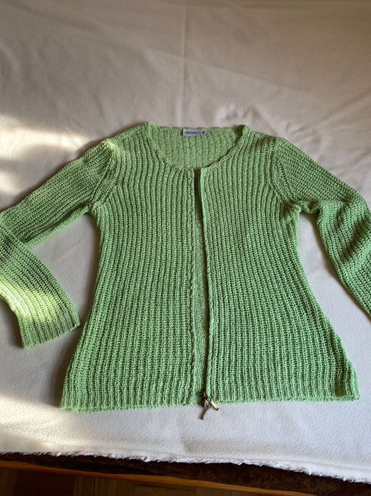 Seledynowy sweterek z długim rękawkiem zapinany na suwak rozmiar S