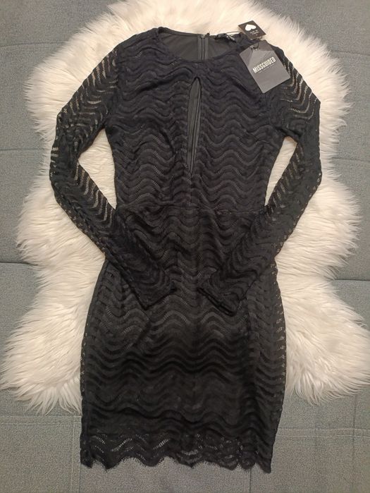 Czarna, koronkowa sukienka z długim rękawem mini z wycięciem na dekolc