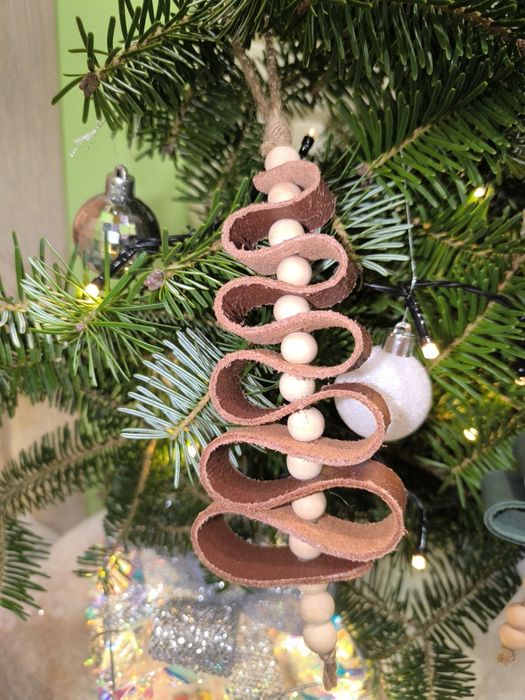 Ręcznie robiona ozdoba świąteczna – ozdoba ze skóry i drewna