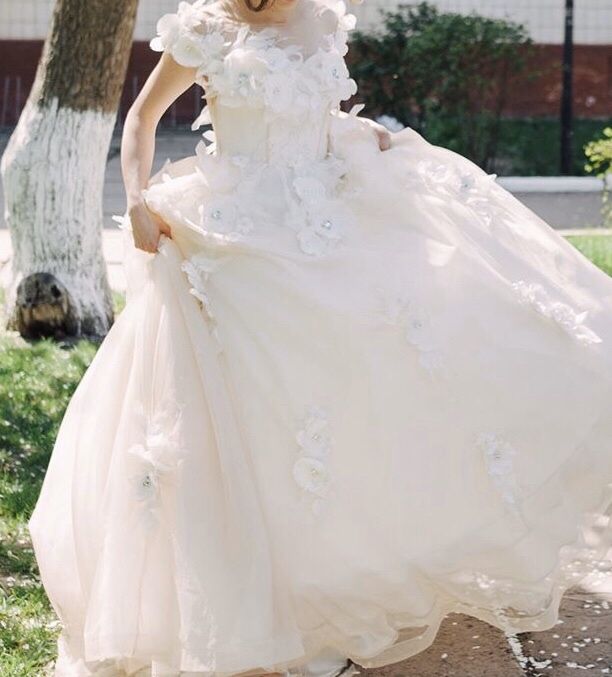 Весільна пишна сукня з квітами і відкритою спиною , розмір S