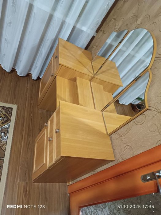 Продам тумбу з зеркалом