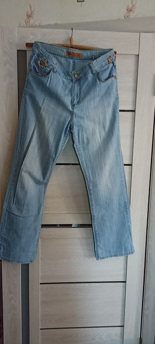 Продам женские джинсы