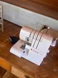 Máquina costura e cozer-Overlock