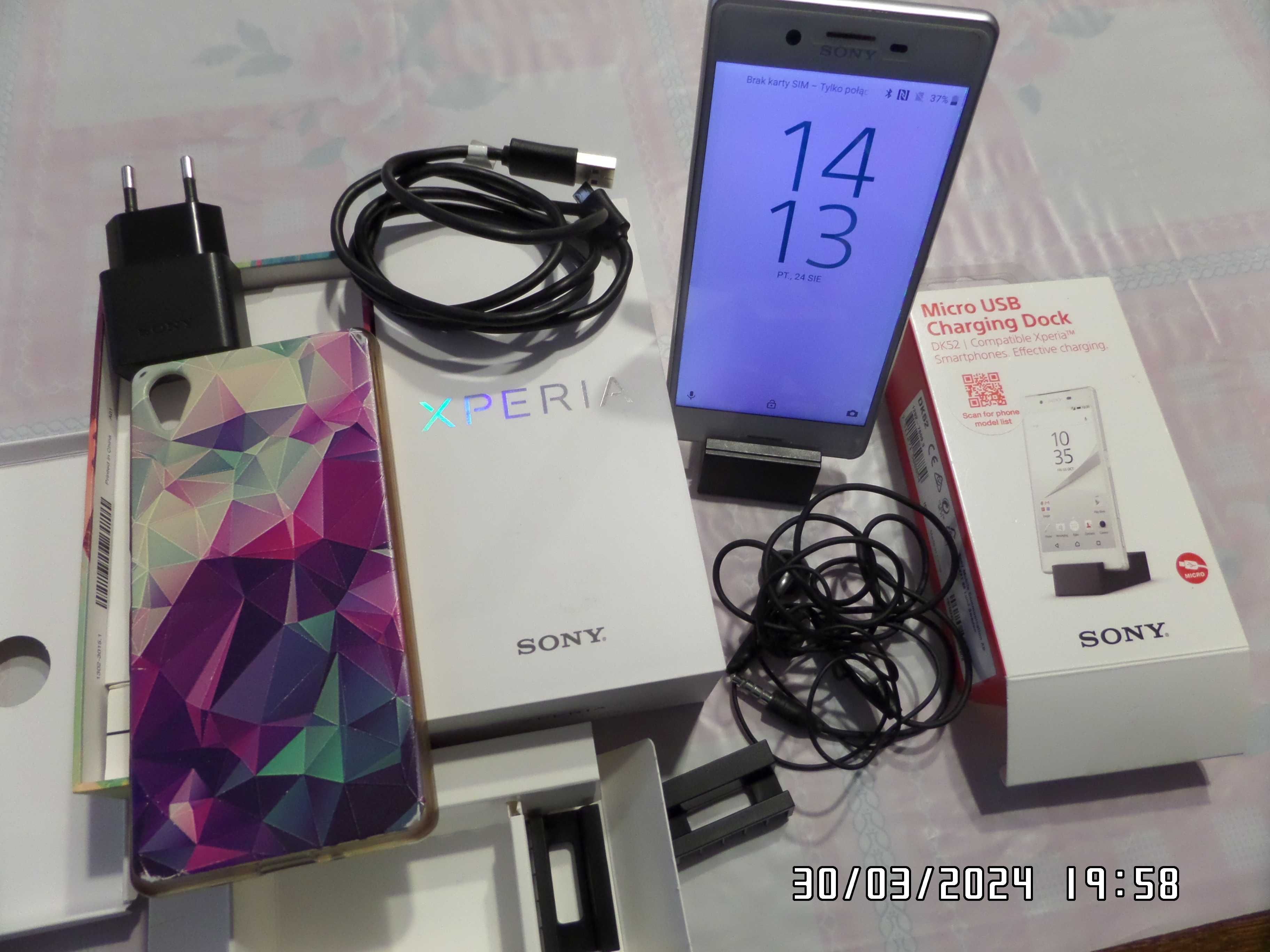 telefon komórkowy Sony Xperia X F521 biały