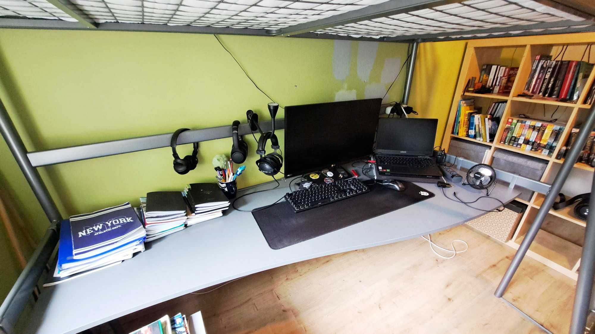 Łóżko dla nastolatka IKEA na antresoli z biurkiem i szafką