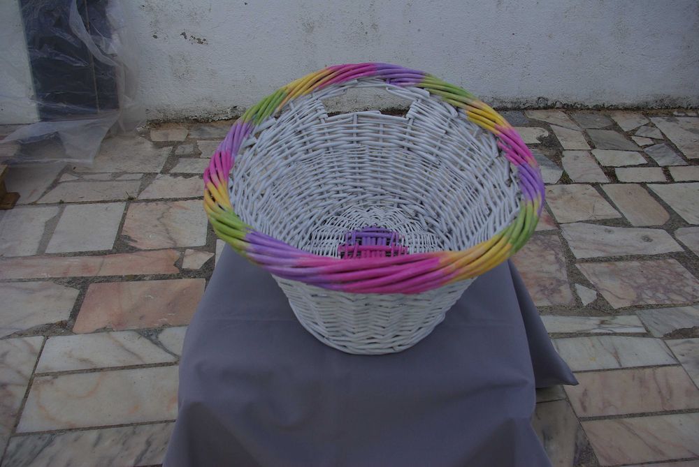 Cesta de vime renovada. Decorada. Pintada e envernizada