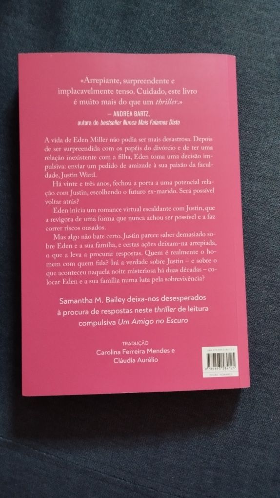 Um Amigo No escuro de Samantha M. Bailey - PORTES GRÁTIS