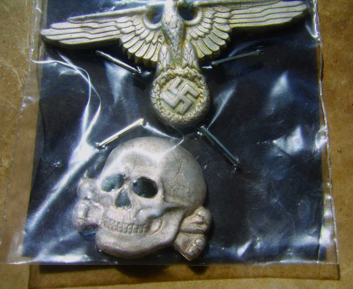 Emblematy na Czapkę Oficera SS wz 1942 r Czaszka Orzeł z Berlina