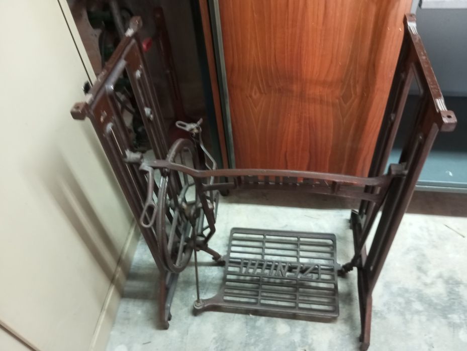 Uma estrutura duma máquina de costura de ferro boa