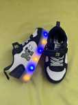 Vendo tenis para menino com luzes tamanho 23