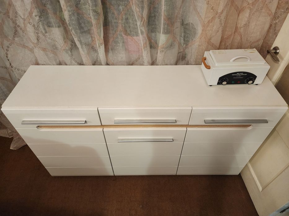 Продам стол для маникюра. В комплекте к нему комод.